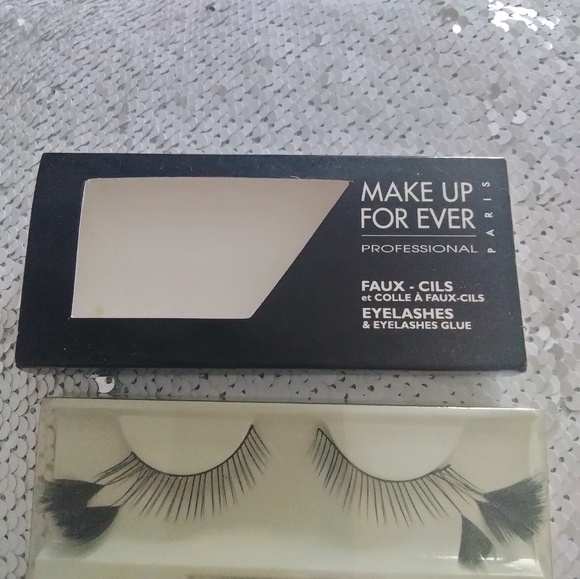 Make Up For Ever eyelashes with glue - Picture 3 of 5